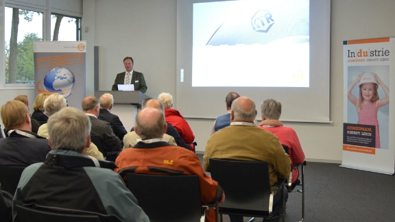 Title: KTR Mitarbeiter während einer Präsentation anlässlich einer Betriebsbesichtigung.